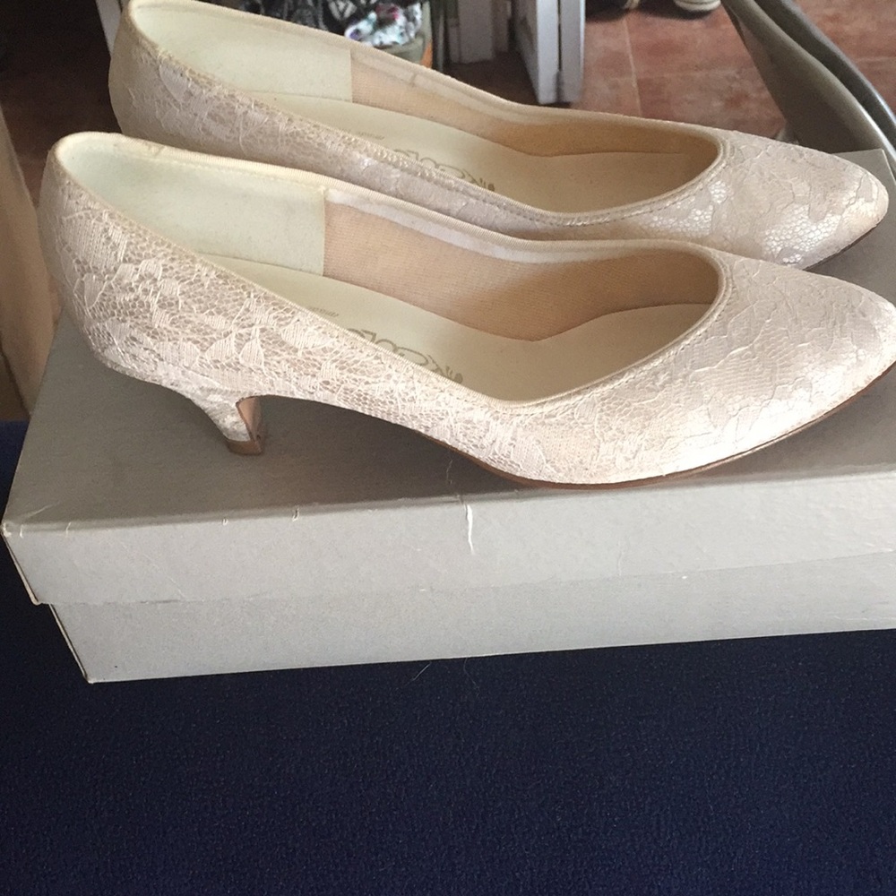 Ecru colored Lace Shoes